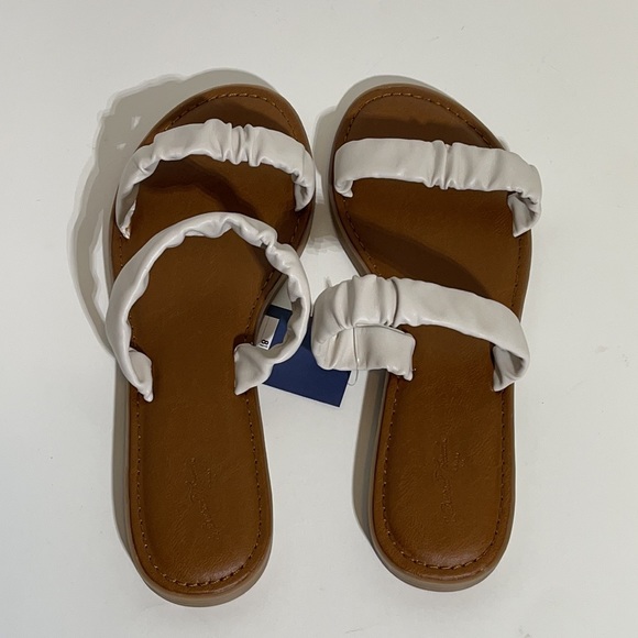 Women’s Bone Scrunched 2 Band Strap Sandals - Picture 4 of 6